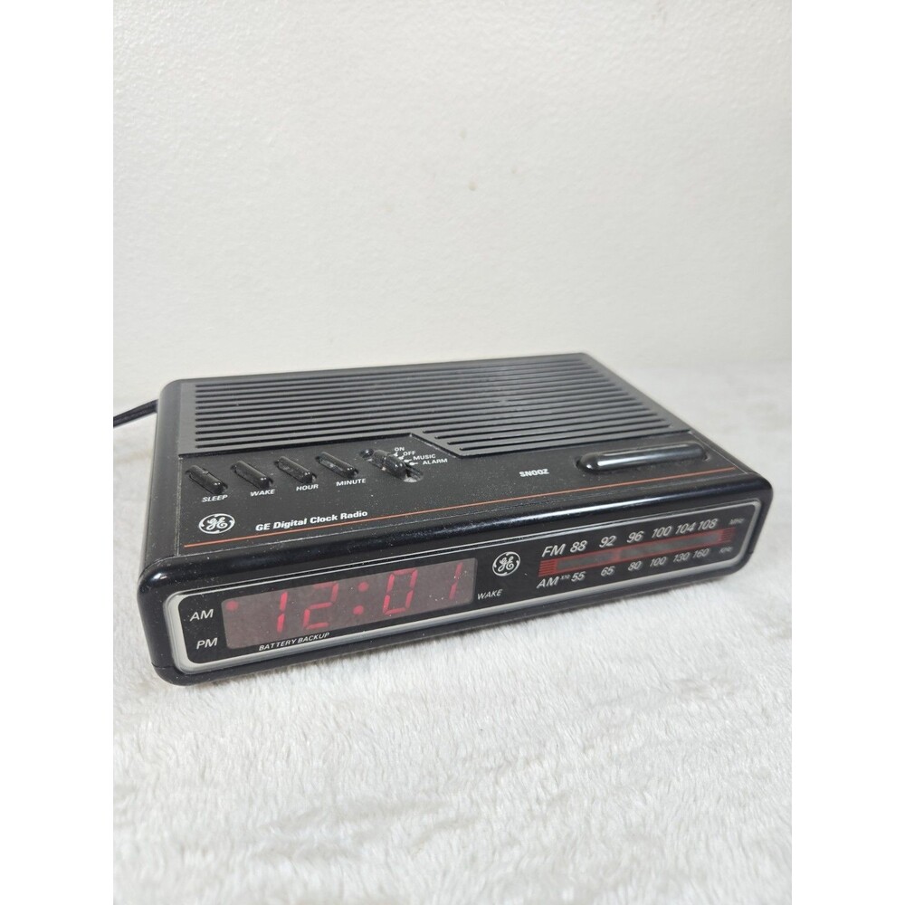 Vintage GE Model 7-4612A Woodgrain Digital Alarm Clock Radio AM/FM Tested